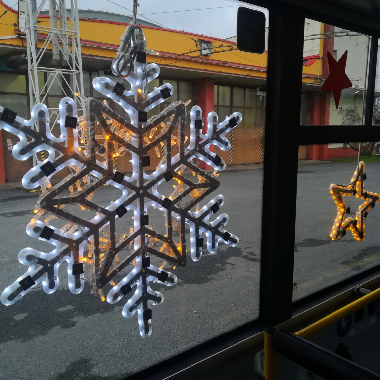 Vánoční trolejbus  v pardubických ulicích